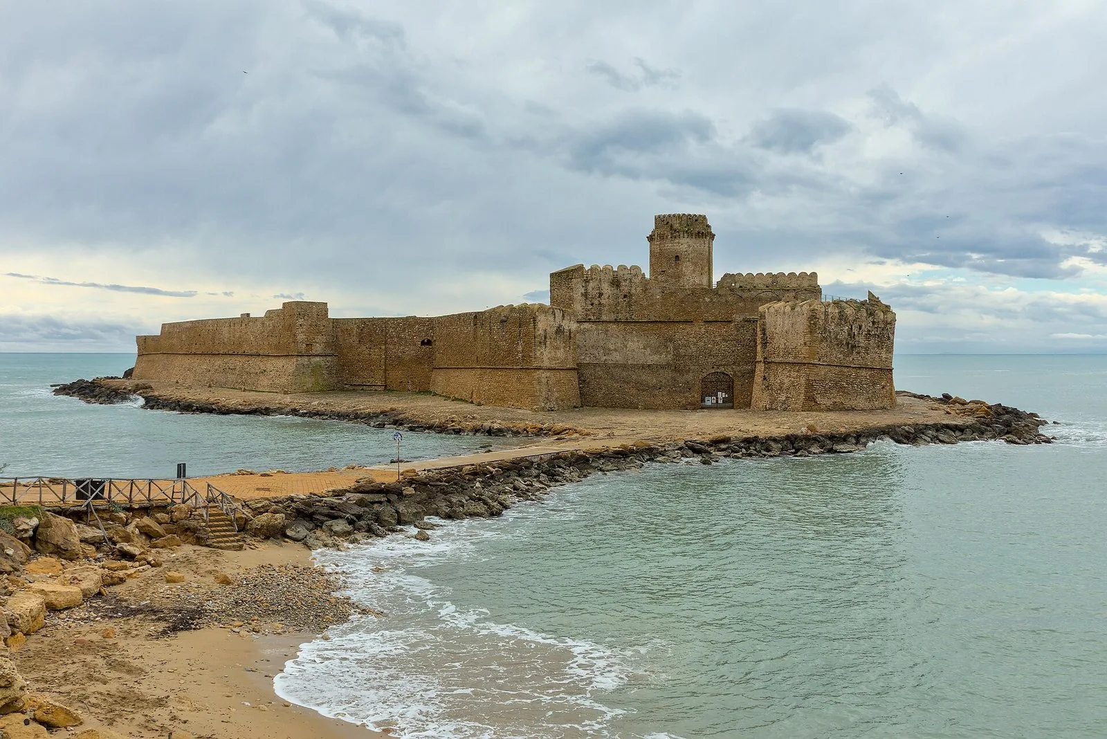 La fortezza aragonese di Le Castella, davanti alla costa di Isola di Capo Rizzuto